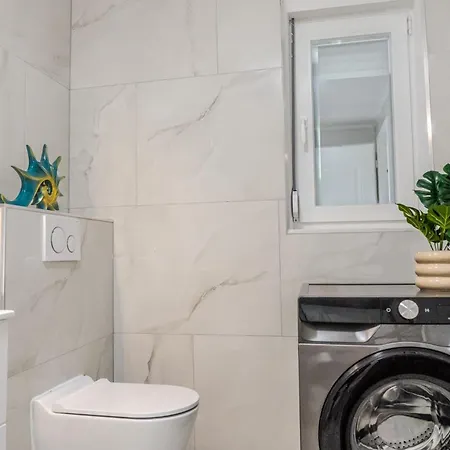 Free Parking I 2 Bedroom Kitchen & Terrace Apartmán *
