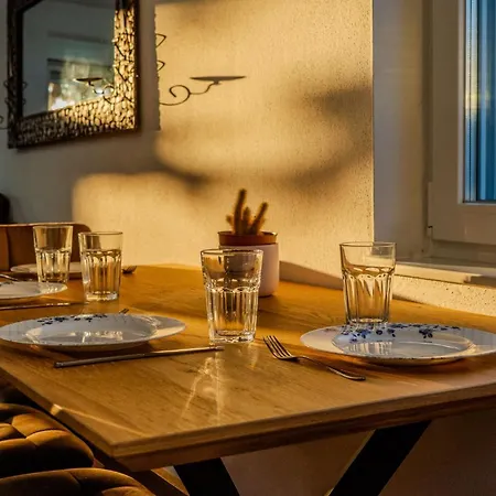 Free Parking I 2 Bedroom Kitchen & Terrace Apartmán *